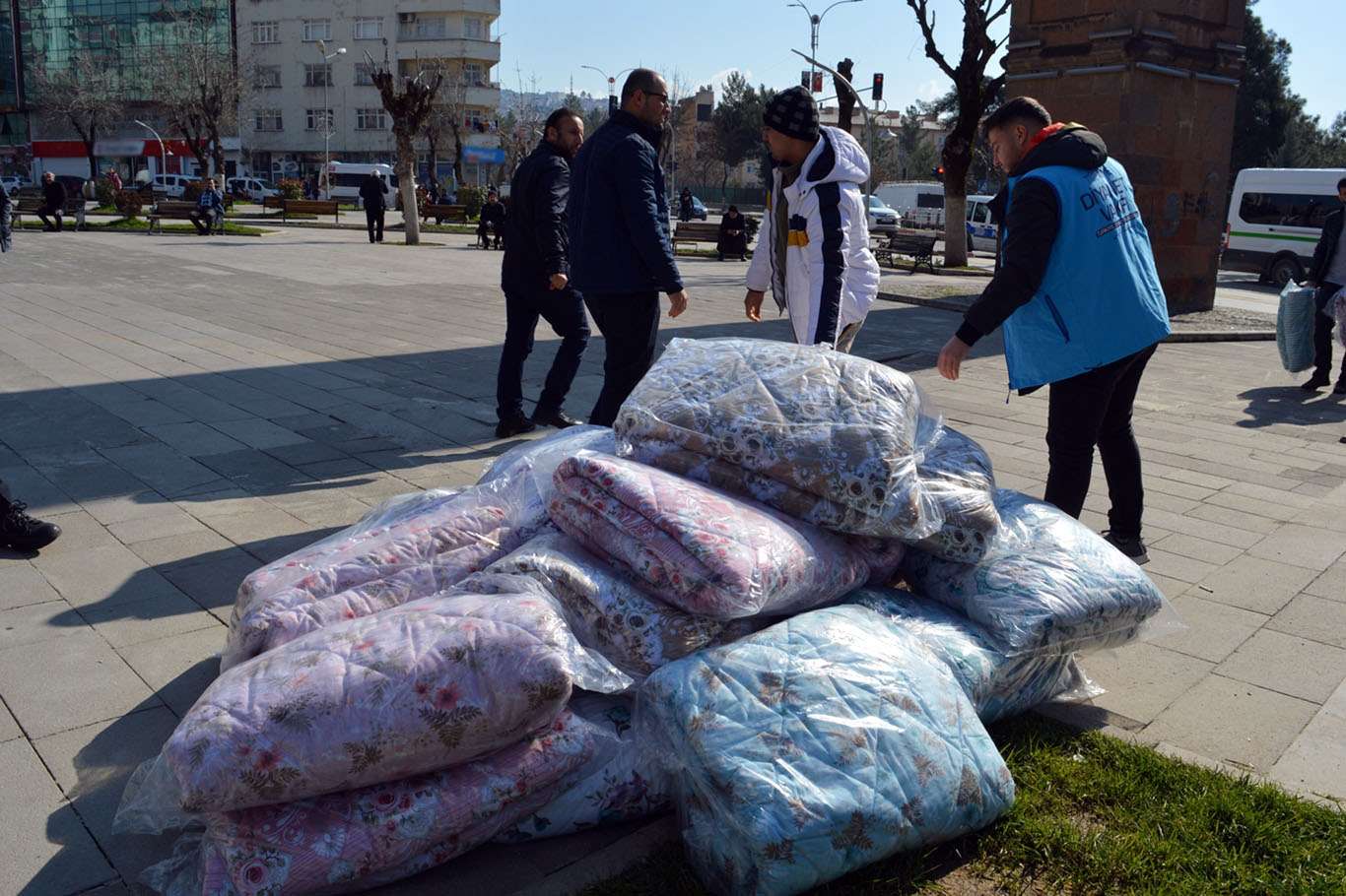 Siirt'ten 4 TIR'lık yardım malzemesi İdlib için yola çıktı Siirt'ten 4 TIR'lık yardım malzemesi İdlib için yola çıktı